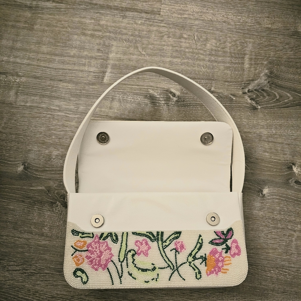 D’Margeaux Handcrafted White Floral Beaded shoulder bag - Picture 4 of 13